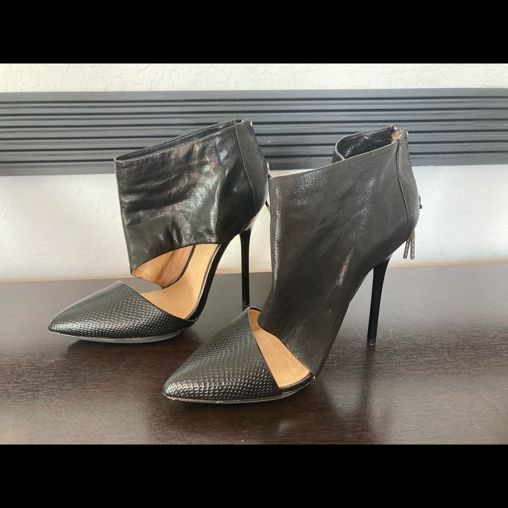 Lamb high heel with braid cross over